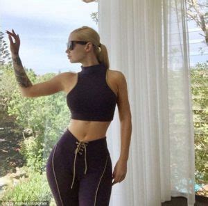 Iggy Azalea drops racy pic in lingerie to mark her debut on。